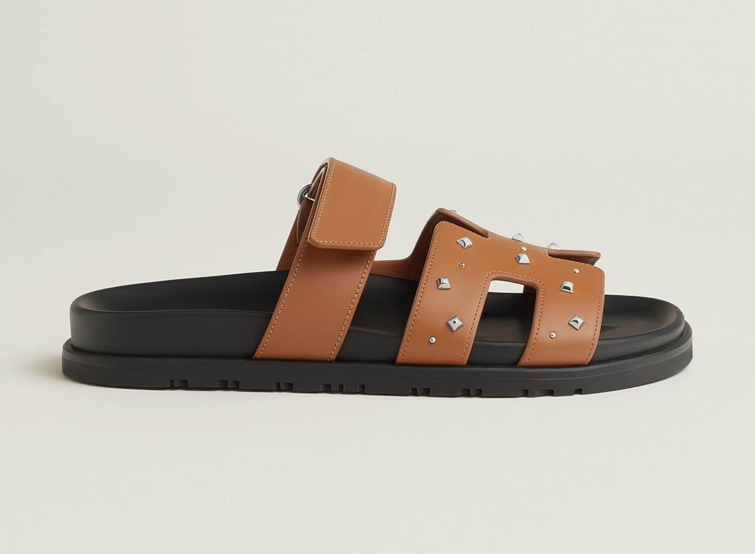 エルメス25年春夏ウィメンズサンダル、バックル輝くレザーサンダルや