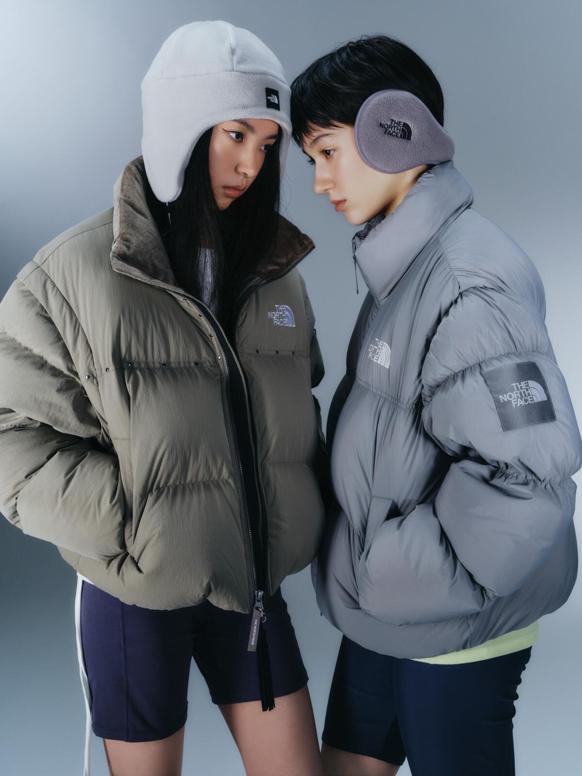 ザ・ノース・フェイスのウィメンズダウンジャケット、ギャザーを寄せた