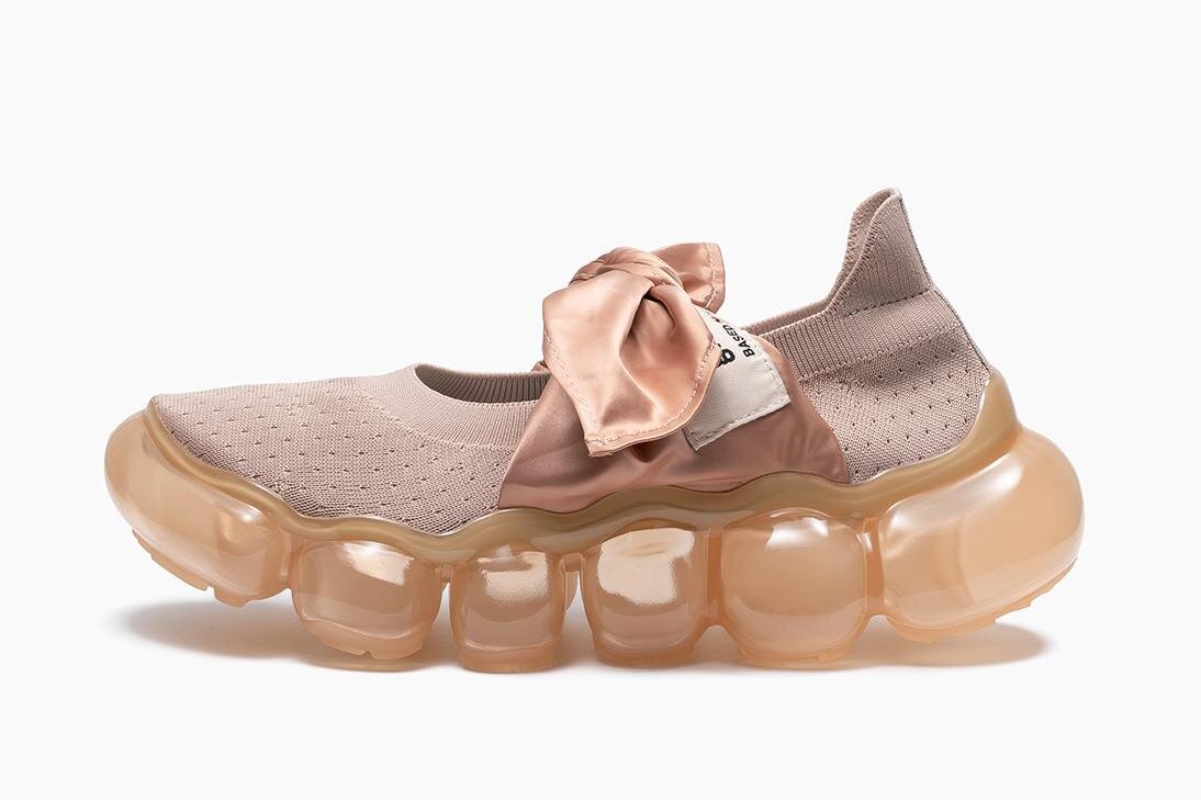 N21×ハンターのコラボレインブーツ、アクセントにピンクベージュの