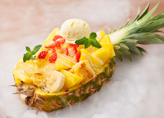 アイボリッシュ、半割パイナップルを器にしたフレンチトースト「パイン