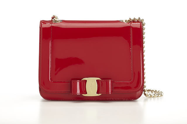 サルヴァトーレ フェラガモの新作「ヴァラ・レインボー」ヴァラ