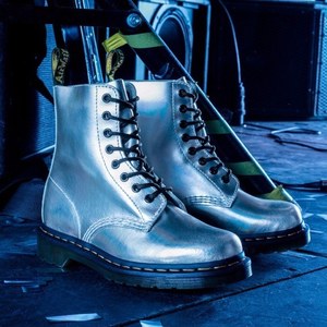 ドクターマーチン、オーロラのように輝くメタリックカラーのシューズや