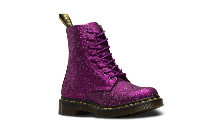 ドクターマーチン新作シューズ「グリッター」アイコンブーツを煌めく