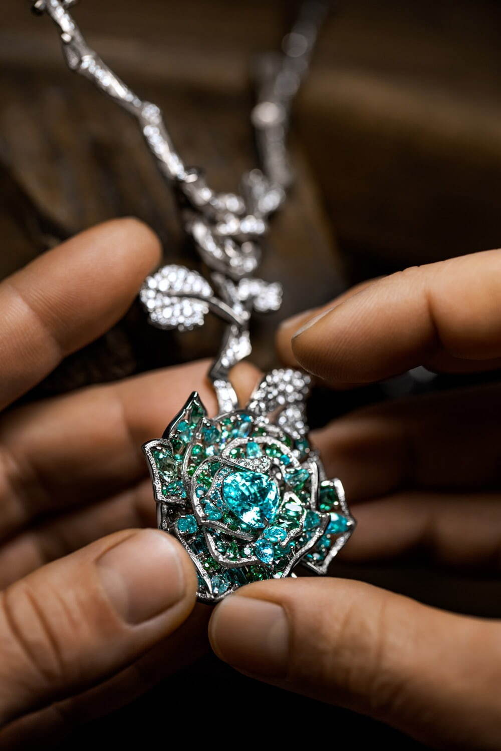 ディオール“バラの花”に捧げるハイジュエリー、ダイヤモンドのバラを配