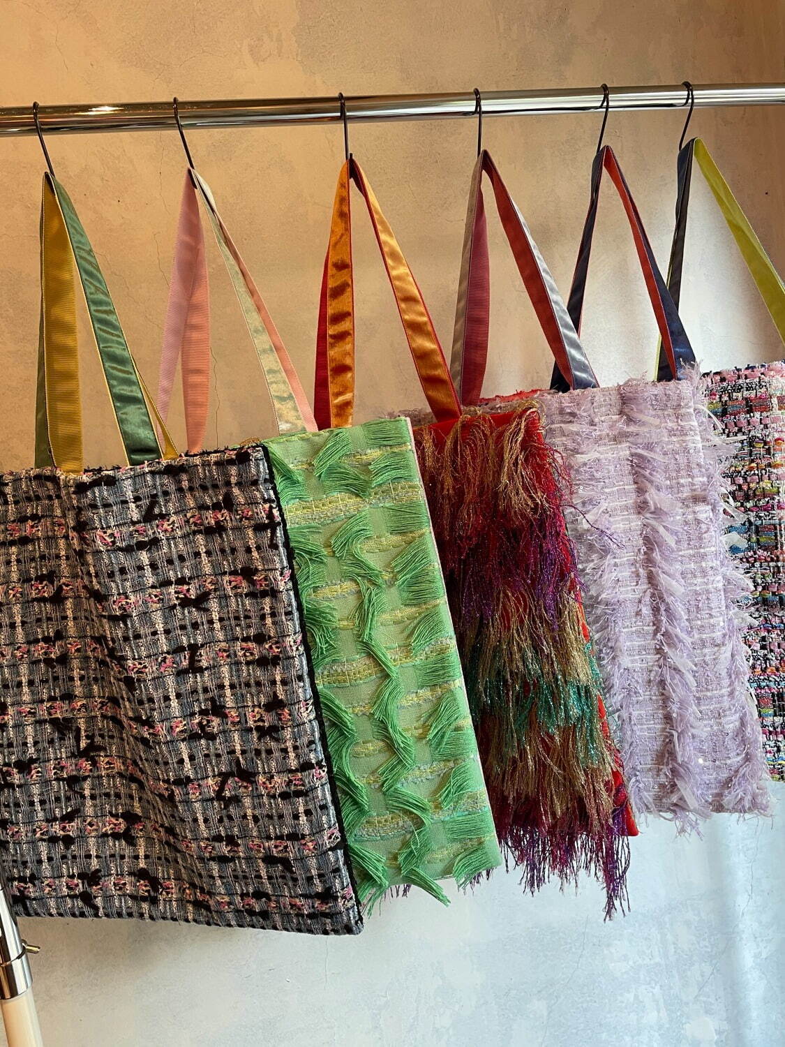 ルール ロジェットから‟フラワープリント”の限定ドレス&Tシャツ、渋谷