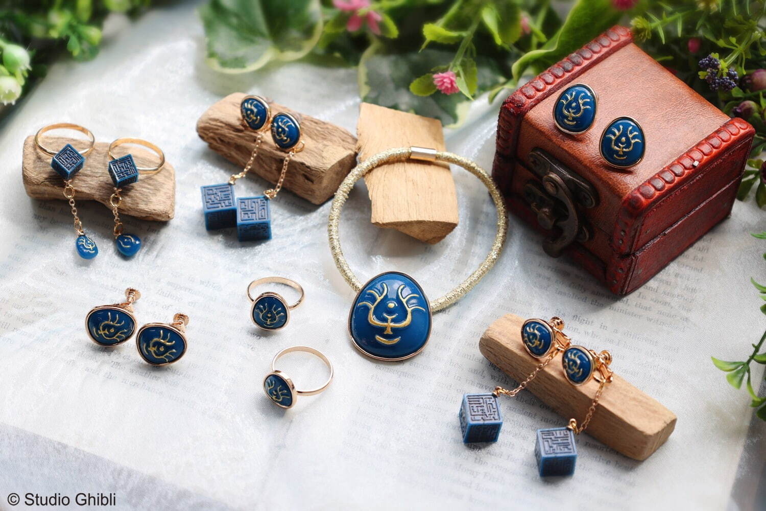 スタジオジブリ作品『天空の城ラピュタ』“飛行石”アクセサリー、暗闇で