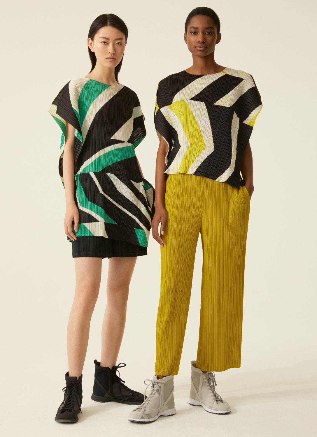 プリーツ プリーズ イッセイ ミヤケの新作、斜め×横プリーツのドレスや