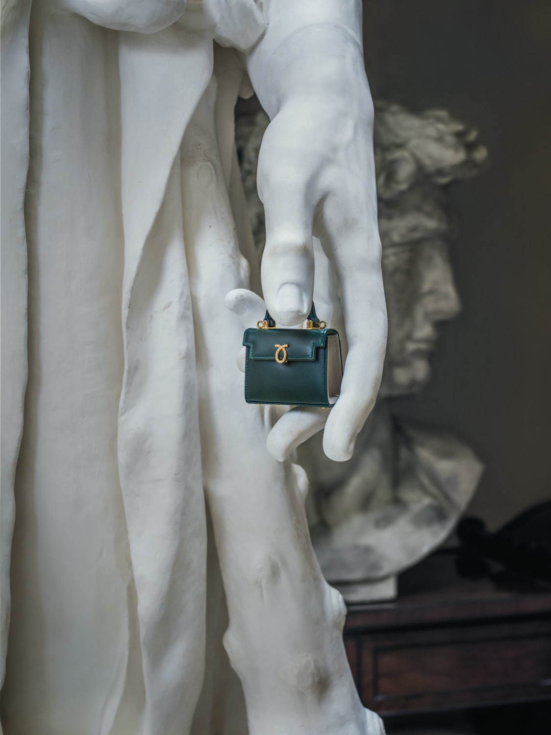 英国王室御用達・ロウナー ロンドン“手の平サイズのミニ”バッグ