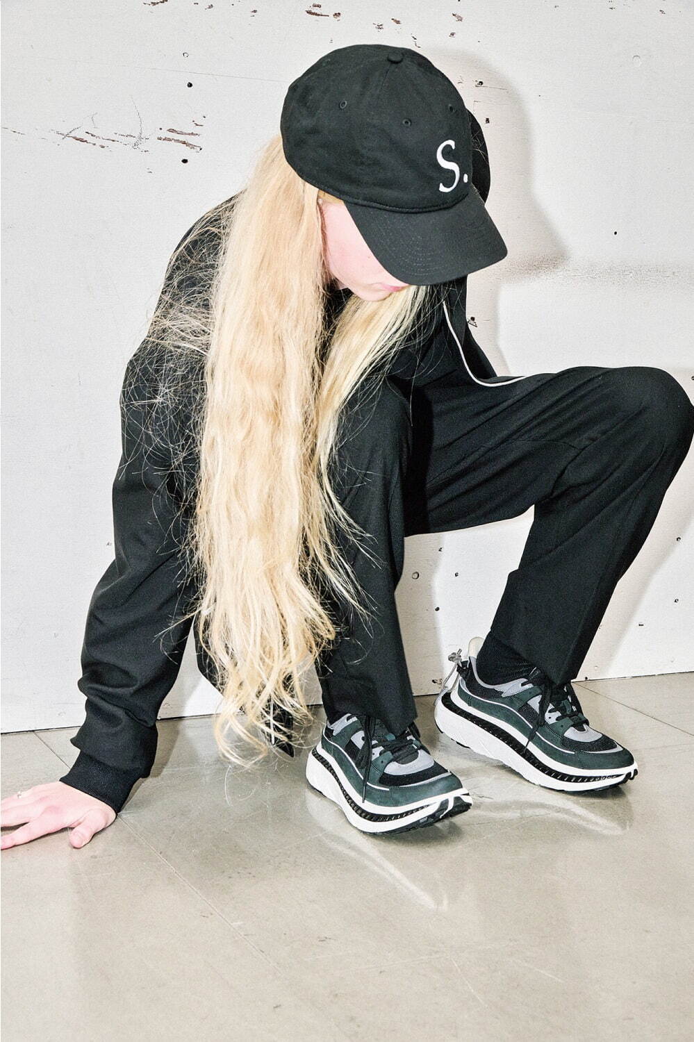 UGG×ソフネットのユニセックススニーカー「CA805 V2」モノトーンの異