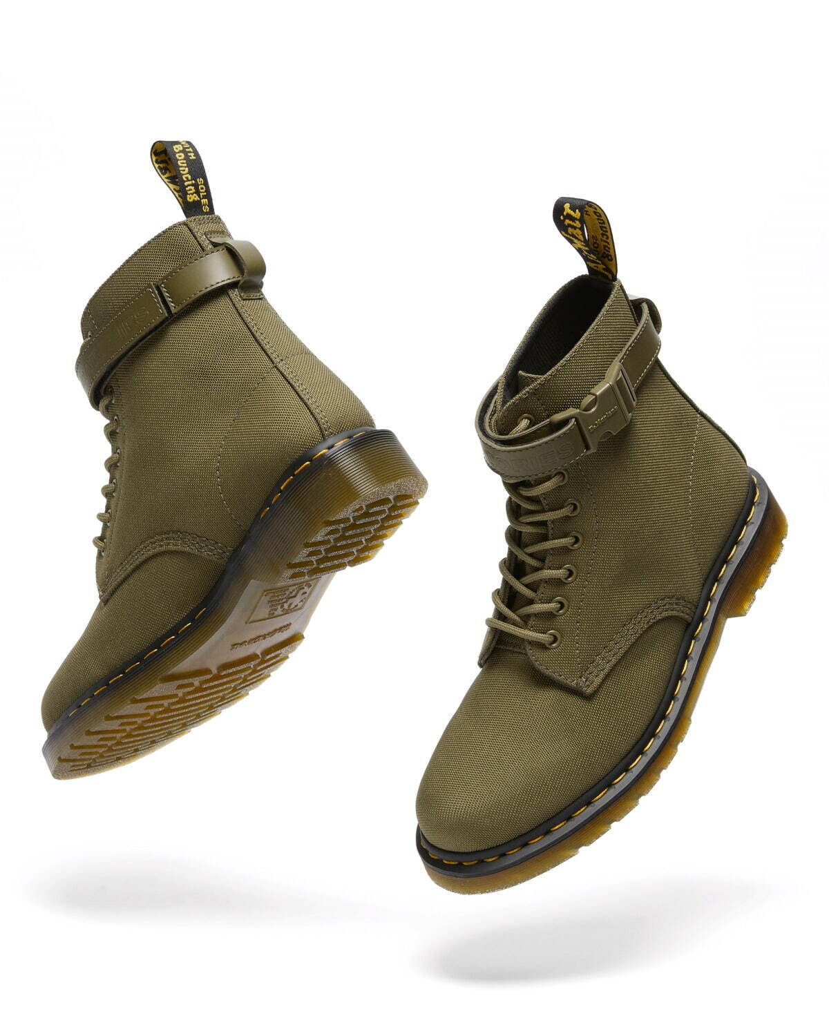 ドクターマーチン、フューチュラのグラフィティ刺繍入り「1460 8ホール