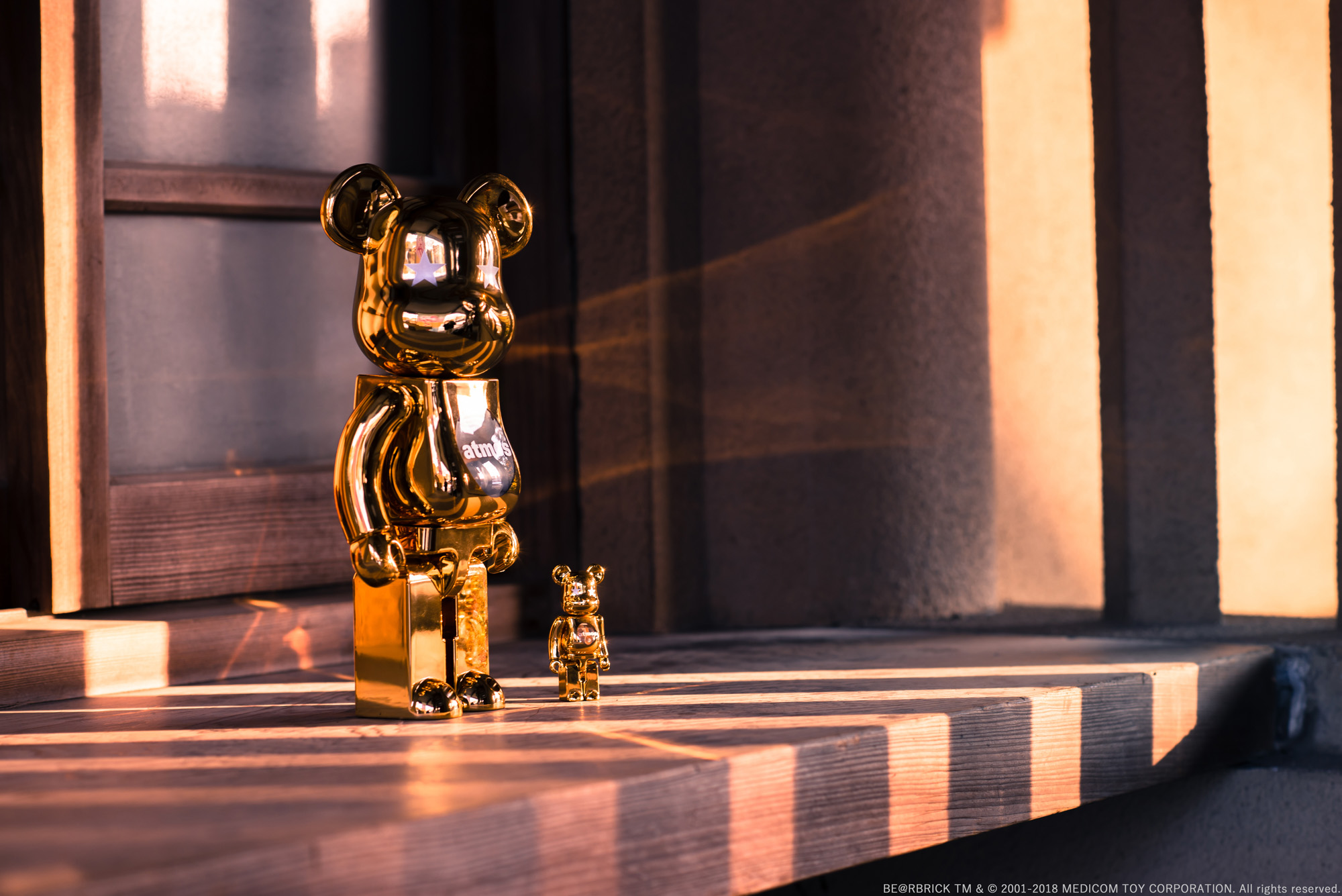 アトモス」とコラボしたゴールドのベアブリックが登場
