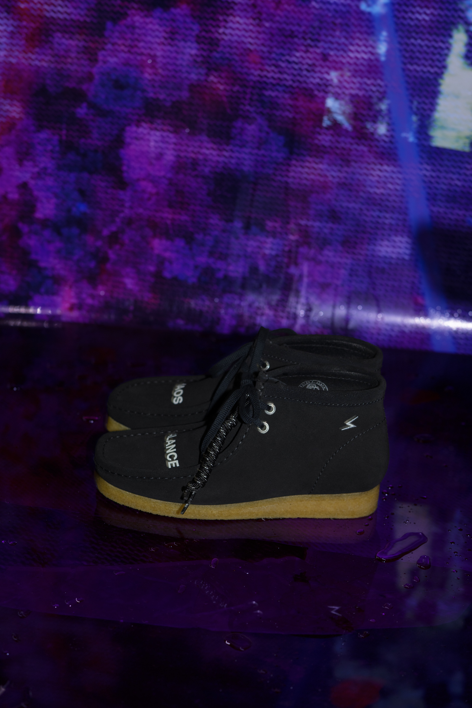 アンダーカバー×クラークス、アッパーに文字をあしらったワラビーを発売