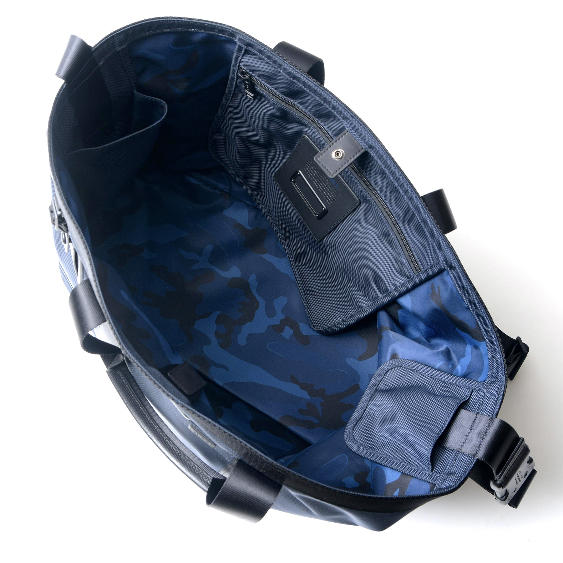 ソフネットがトゥミとコラボ、大容量のトートバッグを展開