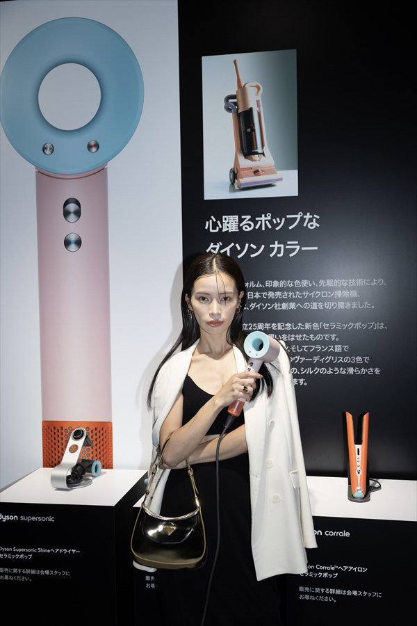 ダイソンの空気清浄ヘッドホンが日本上陸 最新ロボット掃除機も登場