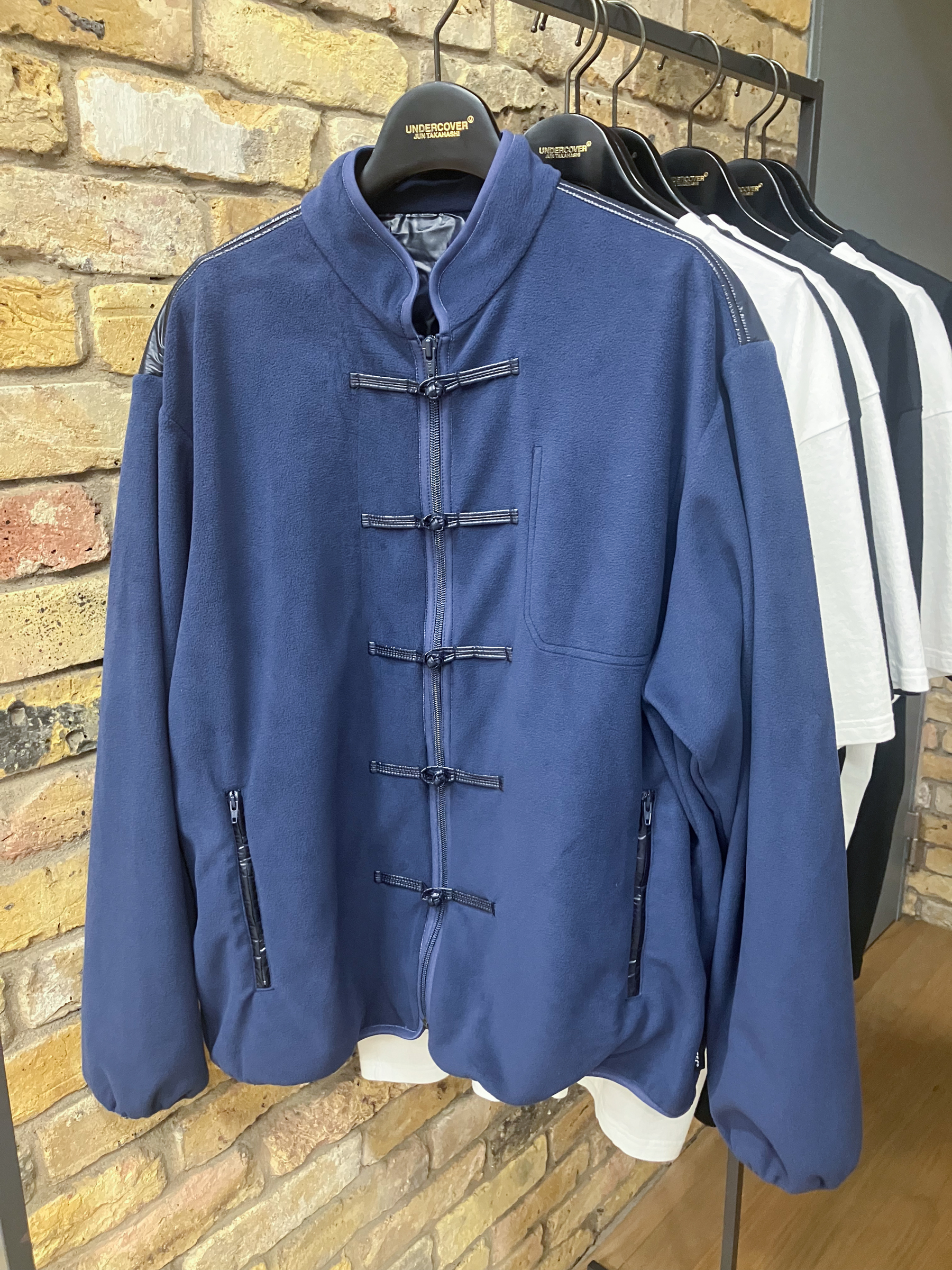 アンダーカバー ミーツ フラグメント」が登場、コラボロゴをあしらった