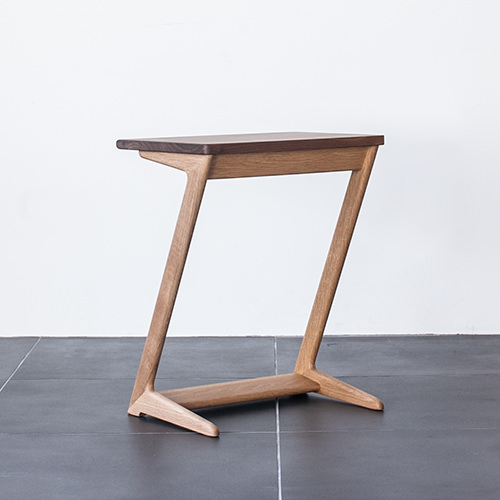 Z字のスマートなフォルムのZEDサイドテーブル | ソファ専門店FLANNEL SOFA