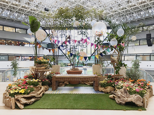 大阪市内にある商業施設ツイン21様に春の装飾を設置｜制作事例・実績