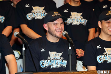 2016/10/29 日本ハムファイターズ優勝時胴上げ写真 栗山監督直筆 2016