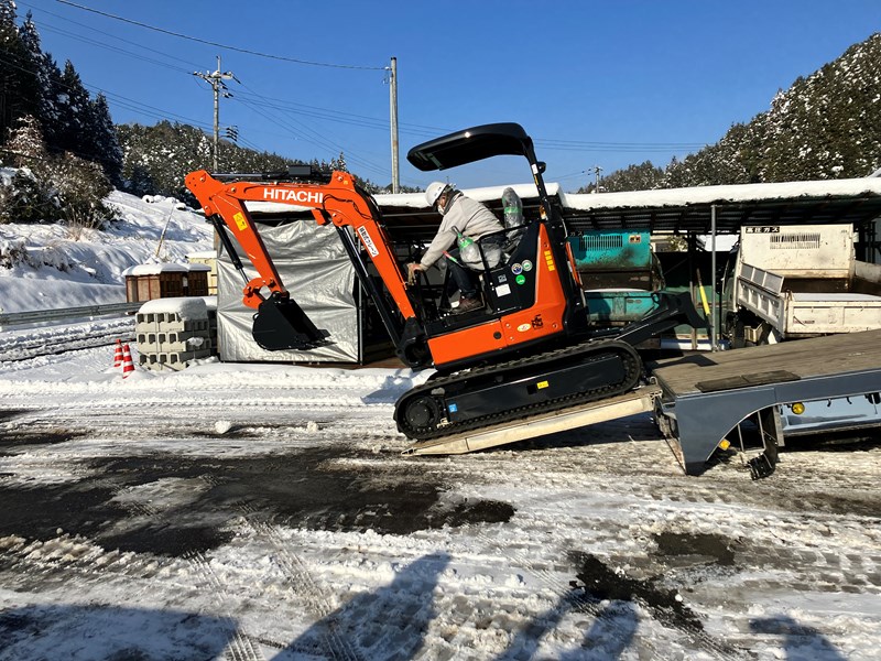 新車納入実績】日立建機ミニ油圧ショベル「ZX30U-5B」◇富士岡山運搬機