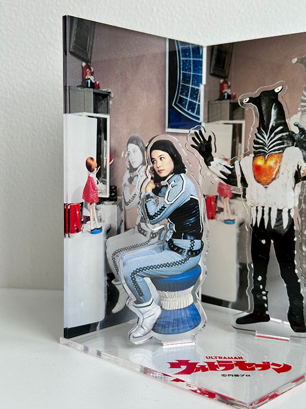 直筆サイン入り】ウルトラ警備隊・友里アンヌ隊員×台座付きアクリル