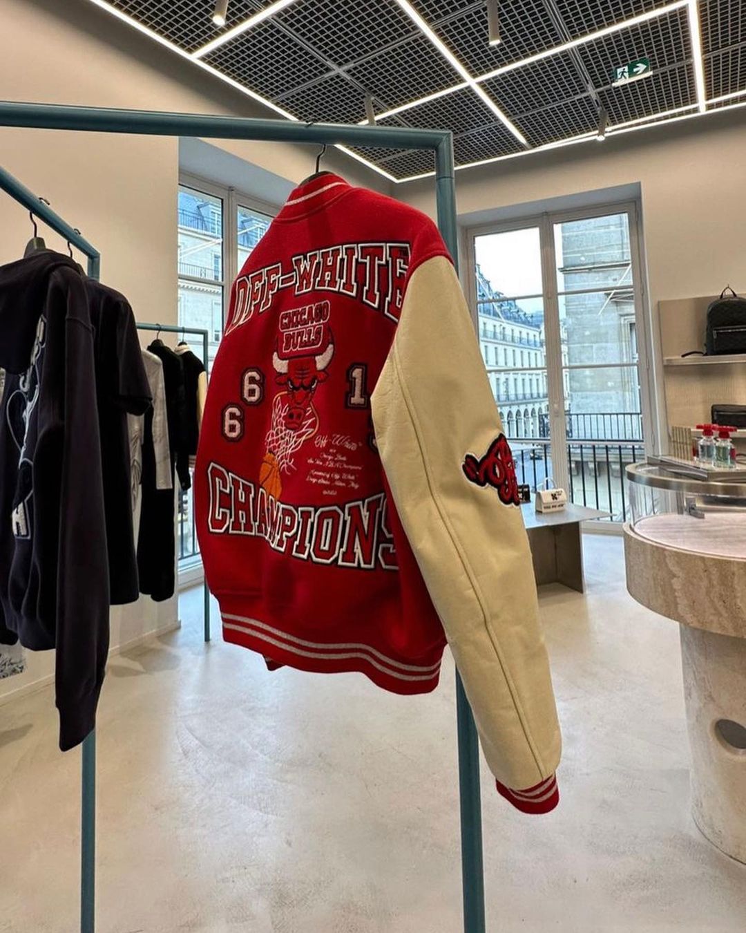 海外 2/2 発売】OFF-WHITE × Chicago Bulls “Varsity jacket” (オフ