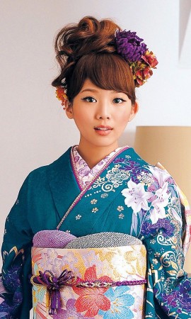 京友禅振袖・緑色・ユリの花┃かわいい古典【菊京屋】