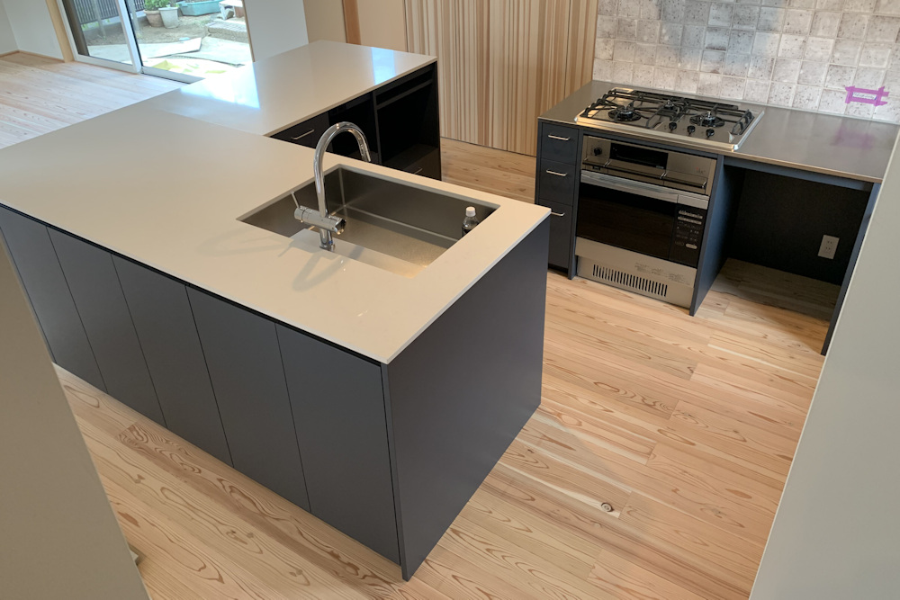 クォーツストーンとグレーペイントのL型キッチン | 注文家具屋フリー