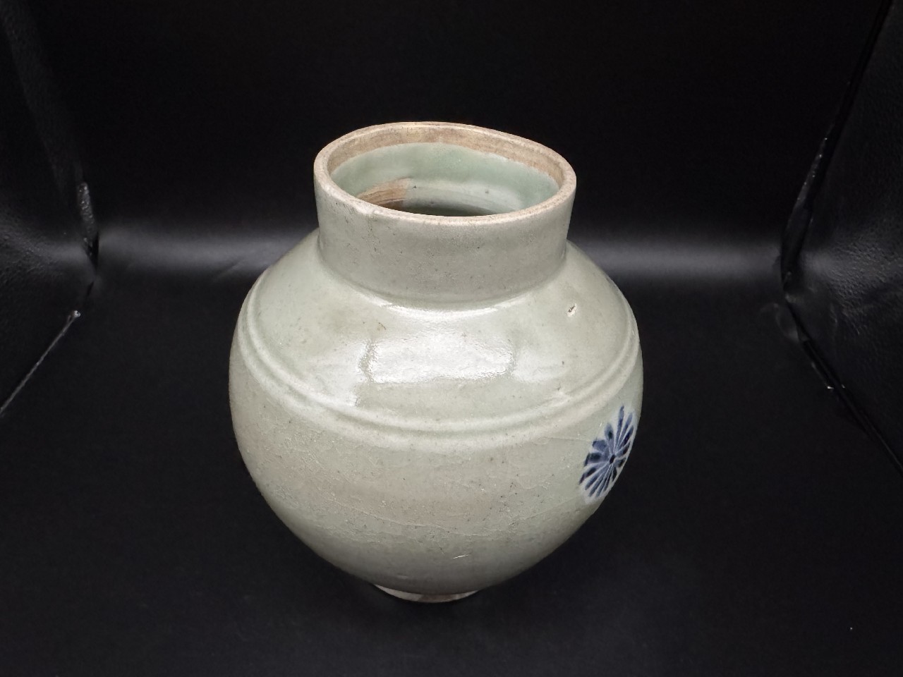 ギャラリー安原 / ご売約「Y氏のコレクション」初期伊万里 青磁染付 菊文壷