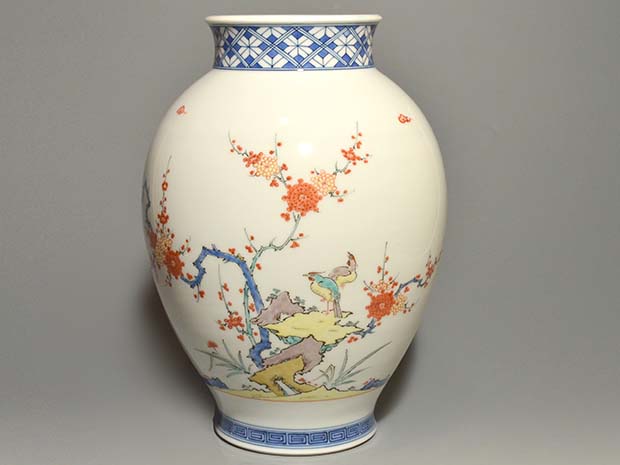 大作 十三代 酒井田柿右衛門（作）染錦鳥に梅牡丹図花瓶 高さ36cm 共
