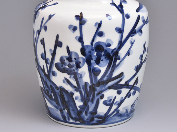 近藤悠三(作) 梅染付 花瓶 共箱 | 古美術ささき