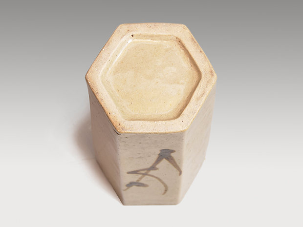 浜田庄司(作) 鉄絵キビ文六角花生 花入 共箱 | 古美術ささき