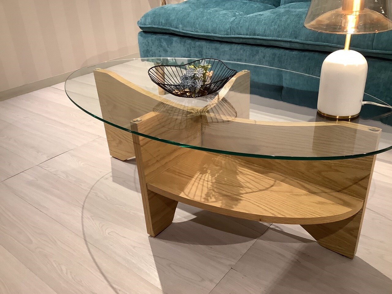 抜け感がおしゃれなガラス天板のローテーブル | ショップニュース