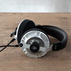 final、プロ向けのチューニングを施した平面磁界型ヘッドホン「D8000