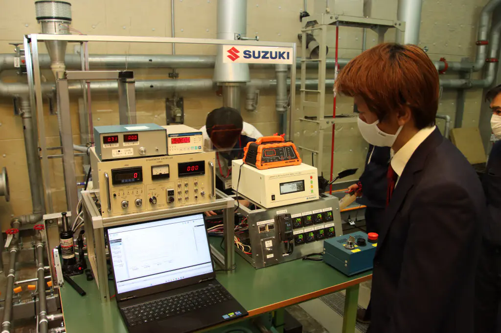機械工学系の授業用にスズキ株式会社よりエンジン提供を受けました