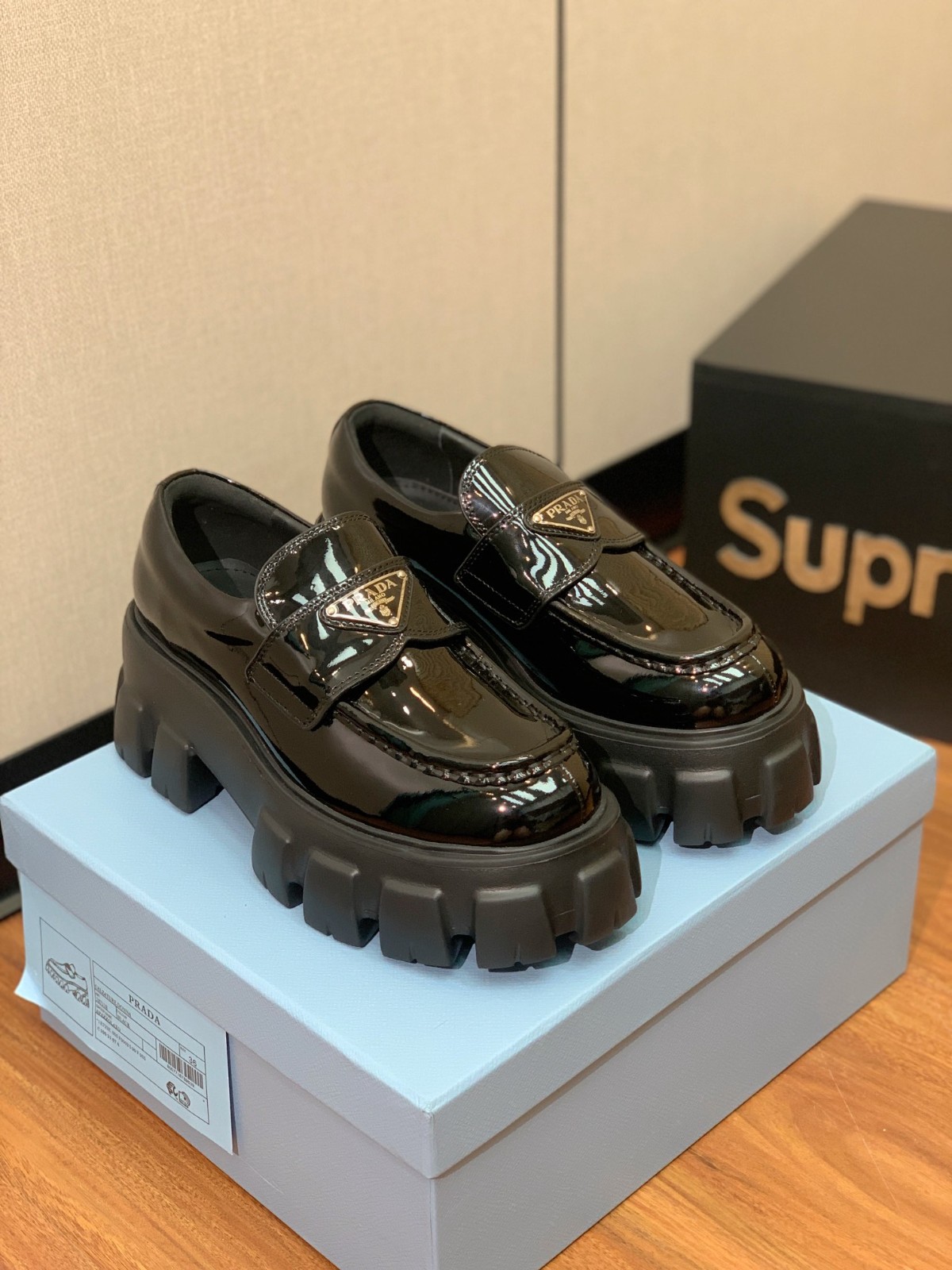 人気 定番 プラダ モノリス パテントレザー ローファー スーパーコピー