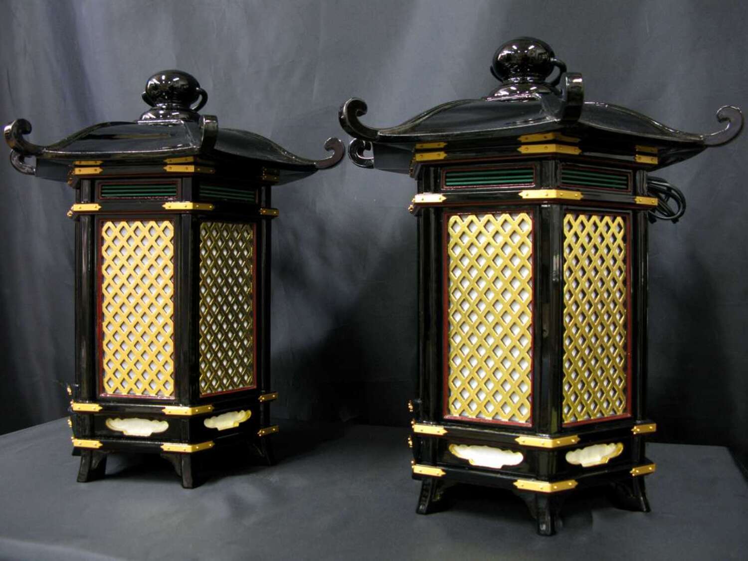 木製吊灯篭(六角蕨手付)銘書き 施主名 漆塗り 京仏商谷口の制作事例