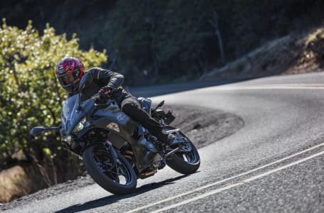 クシタニより、ゴアテックス採用のショートジャケット&パンツが登場