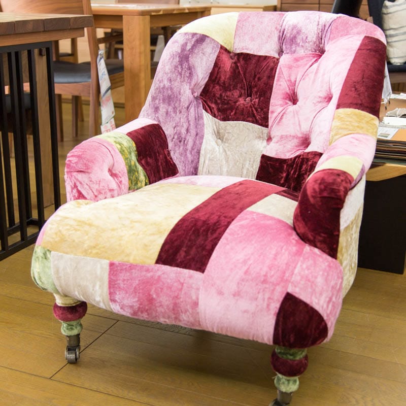 人気バンド「SEKAI NO OWARI」が使用しているソファが置いてある家具