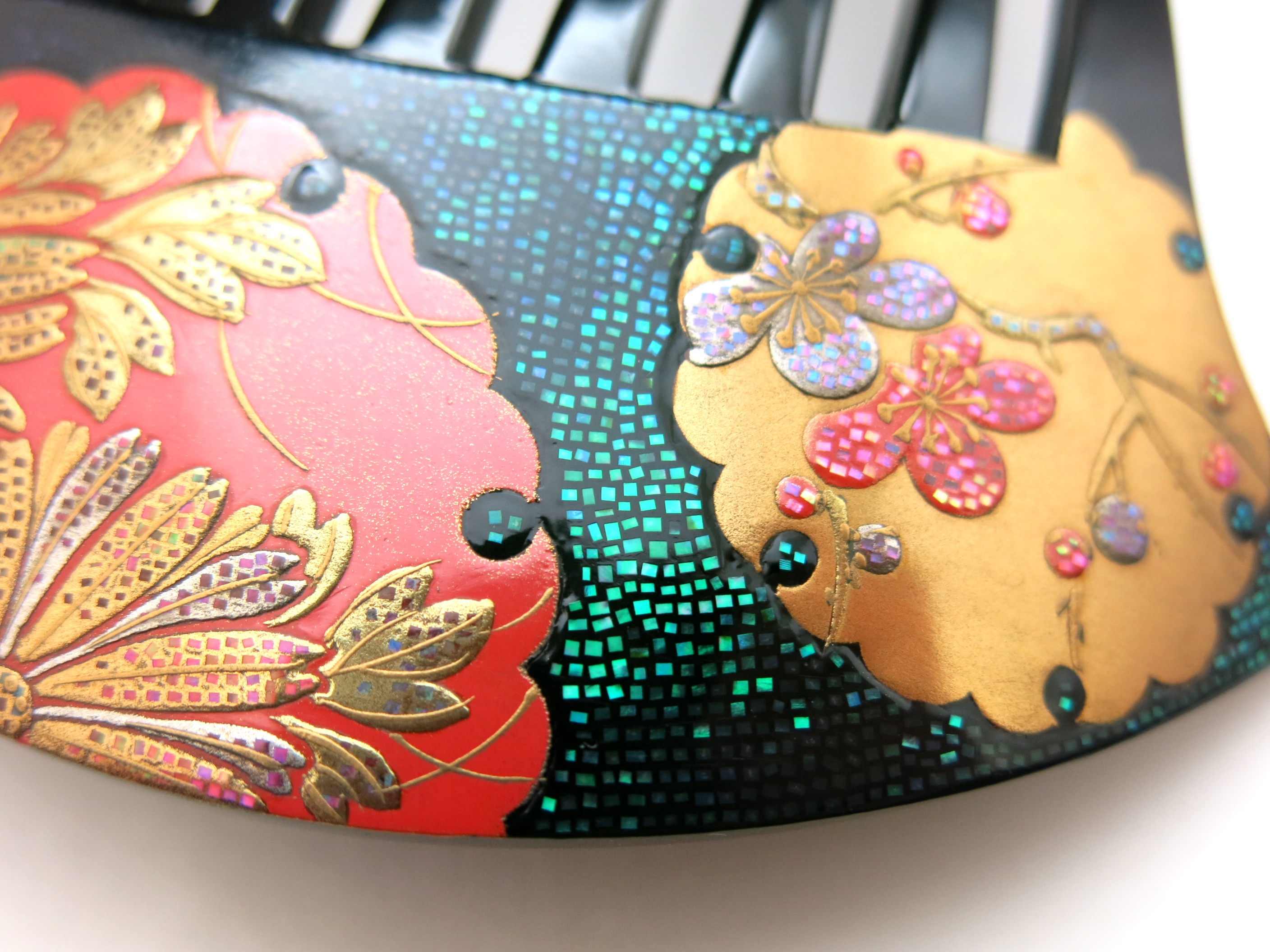 大変見事なべっ甲螺鈿金蒔絵の櫛｜雪輪に梅、菊、蘭文様。今日、殆ど