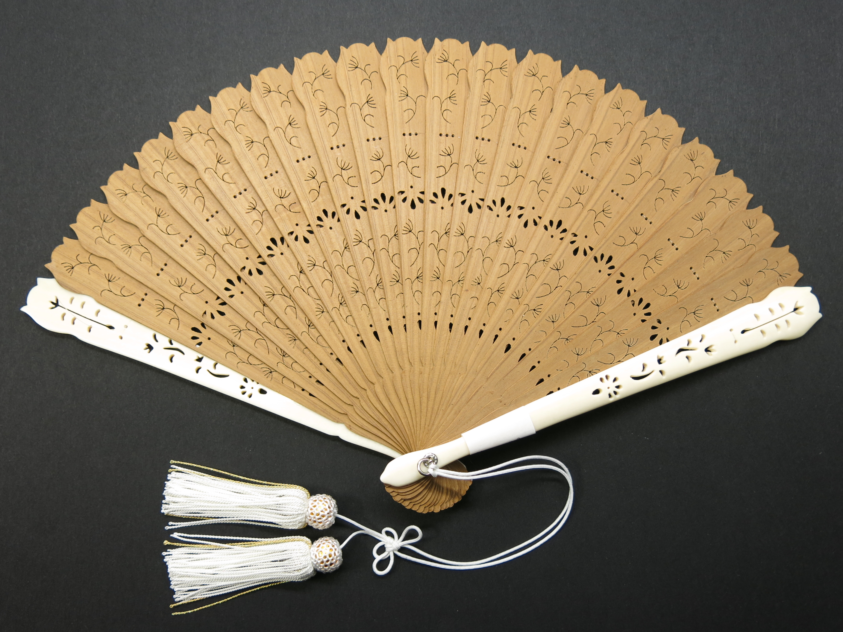 白檀象牙扇子2017-3｜透かし彫り白檀×親骨象牙｜希少贅沢 | べっ甲
