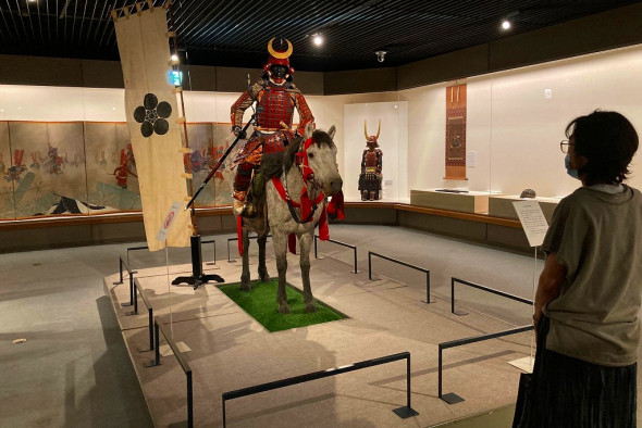 室町後期～江戸前期の甲冑、武具など一堂に展示 馬の博物館特別展