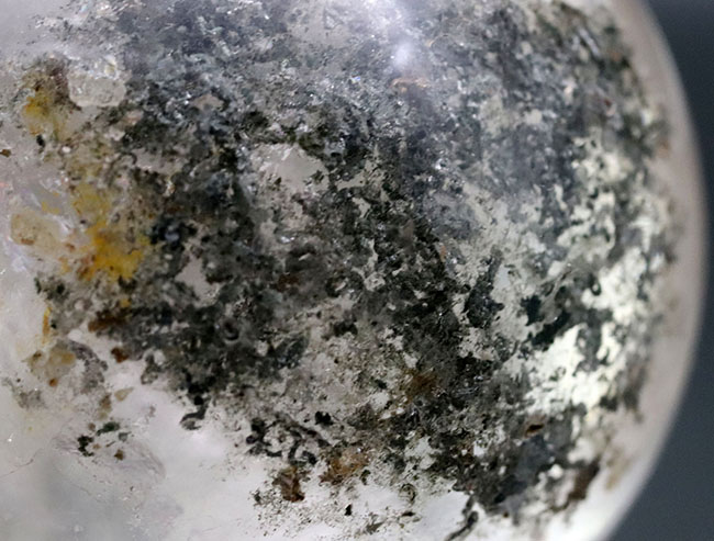 内部から虹色の閃光を放つ！カルサイト（Calcite）の大きな球体結晶