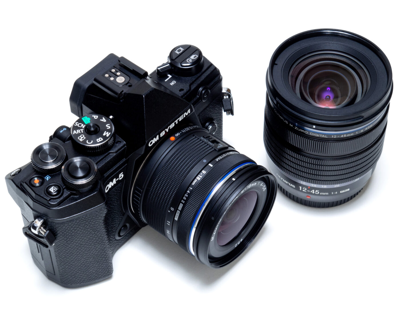 手のひらに収まるコンパクトさと高画質を両立する軽量な広角ズーム