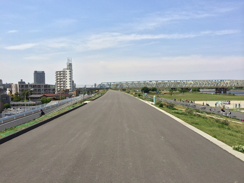 金八通－アスファルト道の荒川土手