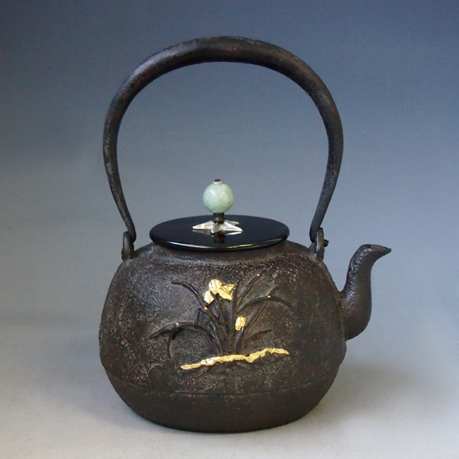 tb208 龍文堂写 菖蒲文（あやめ）鉄瓶 本体に金貼り 翡翠摘み 鉄壺