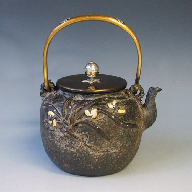 tb133 亀文堂写 蘭蟹鉄瓶 本体に金銀象嵌入り 座：銀 弦に銀象嵌入り