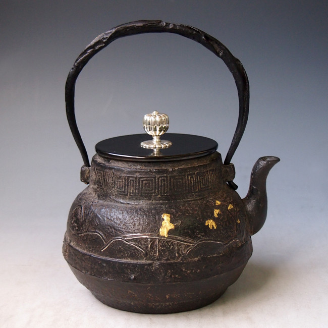 tb185 龍文堂写 渓山清眺鉄瓶 本体に金銀象嵌入り 摘み：座：銀 鉄壺