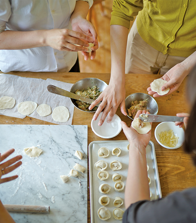 つながる食卓［後編］スタッフが挑戦。みんなで水餃子。｜久原本家通販