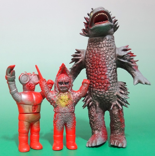 東京都西東京市にて、仮面ライダーV3の敵キャラ、レンズアリとカミソリ