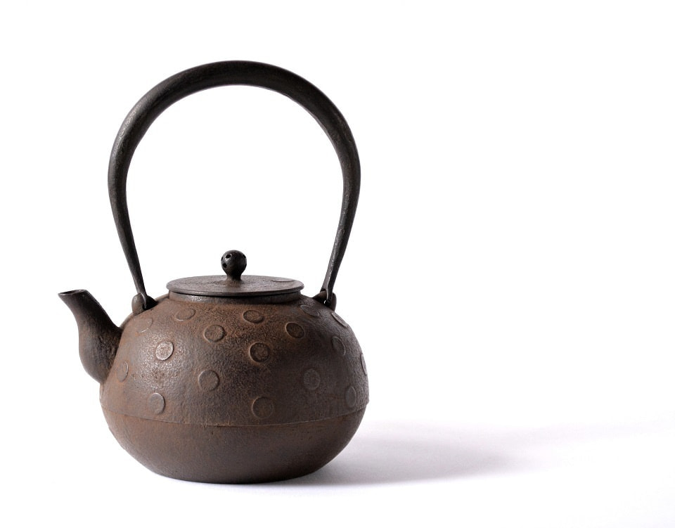 南部鉄瓶】水玉紋丸形鉄瓶｜軽やかに配置された水玉文様がかわいい